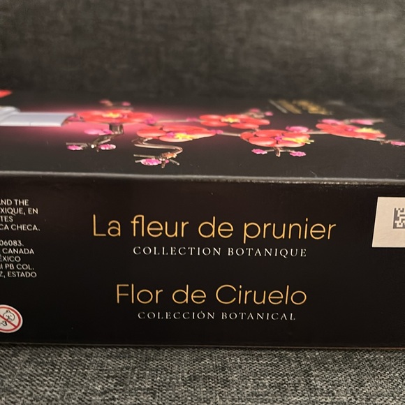 LEGO Plum Blossom Botanical Collection - Picture 11 of 13